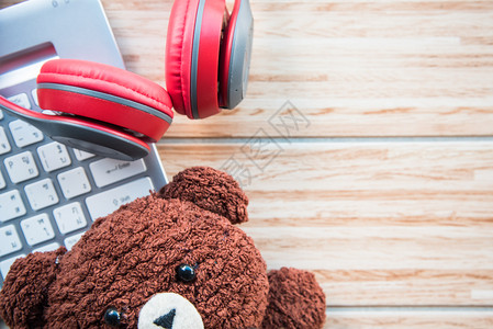 熊带耳机素材乐趣手工制作的商业空间和小玩具熊带耳机的编织娃背景