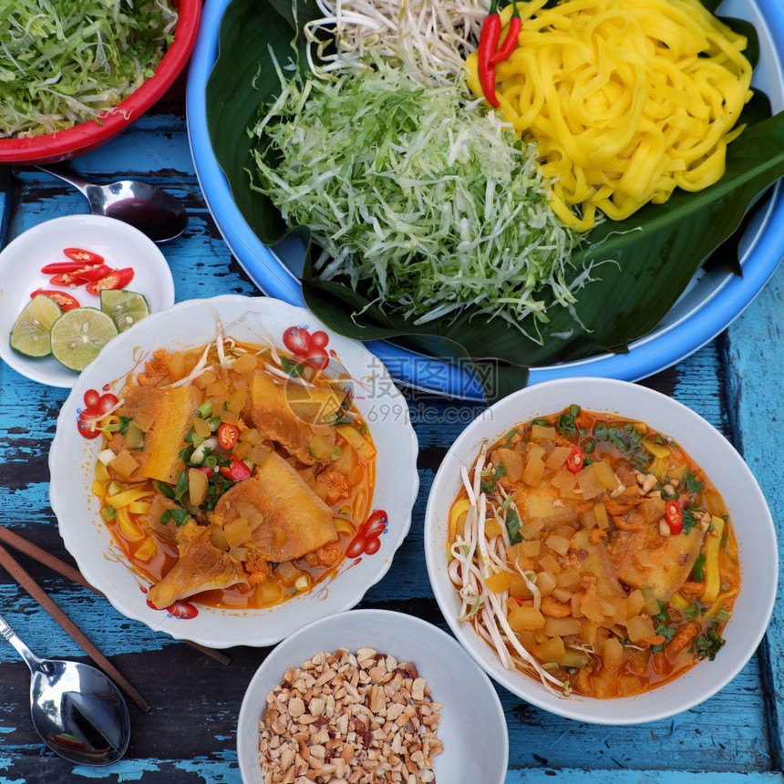 越南语生的发芽自制食物MiQuangDalat是一种面粉汤包括黄干虾猪肉等原料以及多种成分的蔬菜图片