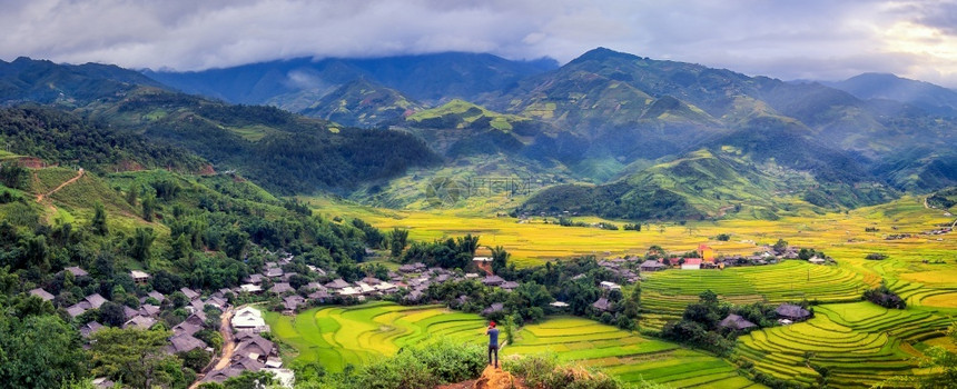 越南安白穆仓柴梯田上戴着红色帽子俯瞰稻田的旅行者准备在越南西北部穆仓柴收获土地景观米图片