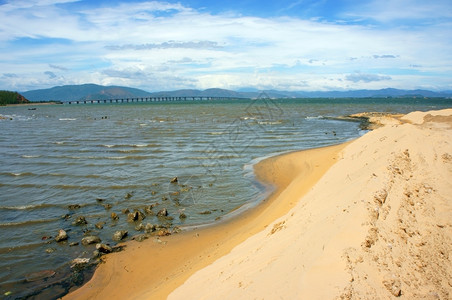 越南BinhDinh省QuyNhon的回溯项目在水中填满沙子以制定建筑计划试图改变自然为人类谋利填充海边土壤好处滩蓝色的图片