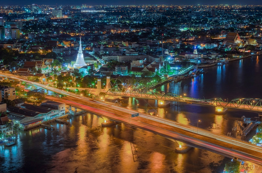 细节城市天空美化该地区PhraPhutthaYodfa桥是一座梁在暮色中将首都与曼谷吞武里一侧之间的通信联系起来图片