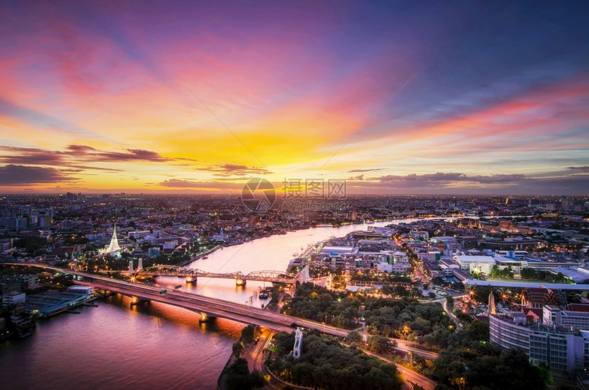 美化该地区PhraPhutthaYodfa桥是一座梁在暮色中将首都与曼谷吞武里一侧之间的通信联系起来金子寺庙亚洲图片