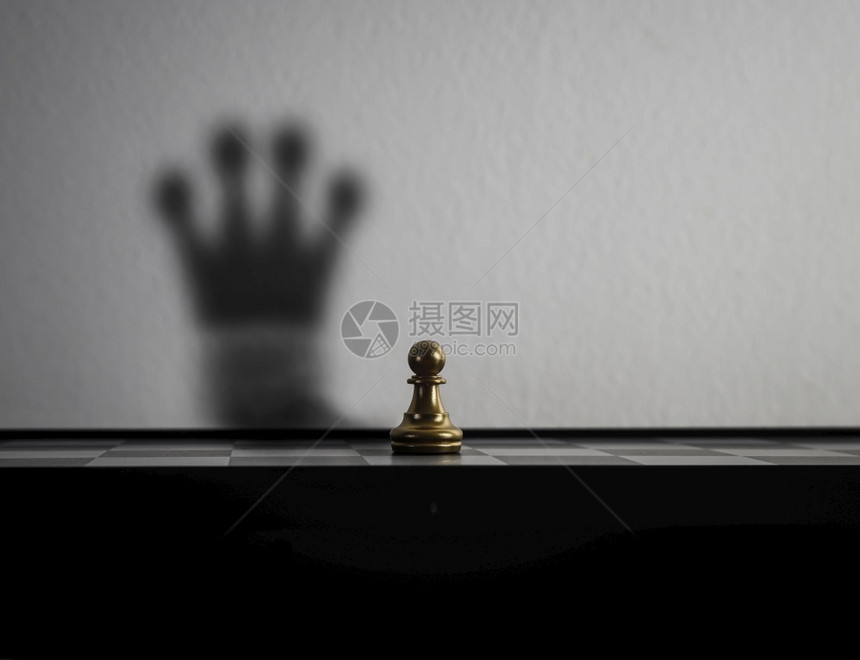 象棋人被改变为皇冠理想概念的阴影运动商业防御图片