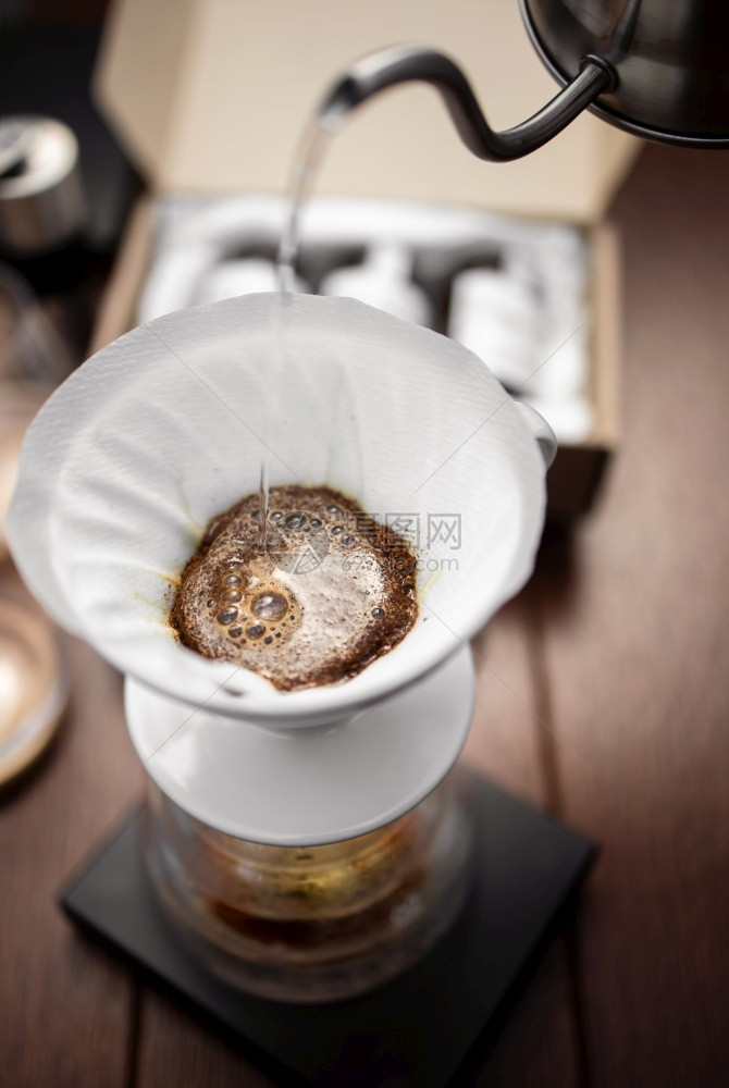 一种咖啡杯概念在家里热饮将水浇到钻井者身上禅桌子图片