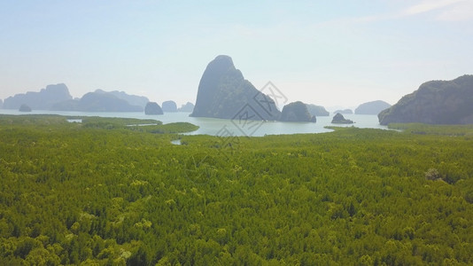 海岸岛泰国攀牙府SamedNangChee观景点的攀牙湾美蓝色的图片