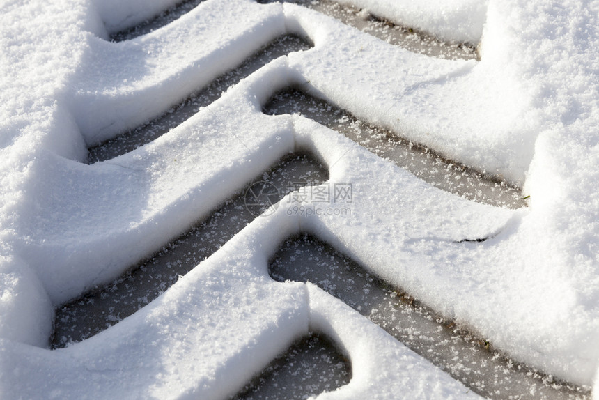 霜交通可以看到在雪上紧贴移动方向和大胎面图的拖拉机车轨迹痕详情如下表1AC54970追踪图片