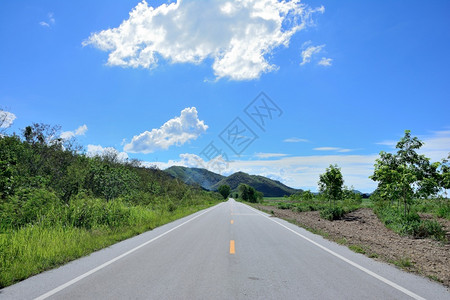 通往山区自然景观的道路泰农村的热带作物种植地巷道风景空的图片