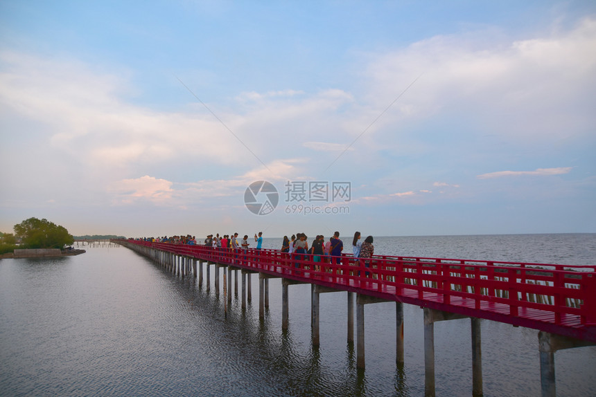 人们在红桥上海滩和旅行亚洲假期建筑学图片