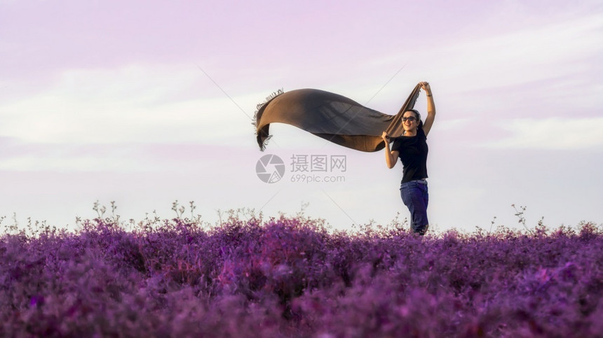 亚洲人年轻的夏天在大自然日落时的快乐女人露着手享受自由在大然花朵中欢喜美丽的女人孩图片