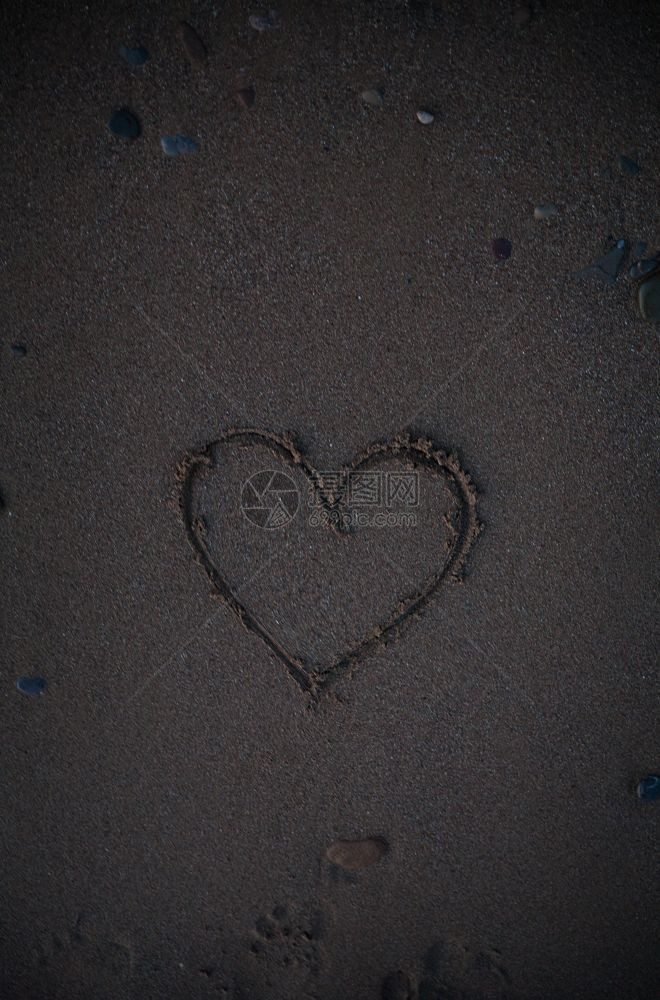 沙滩上的手写爱心图片