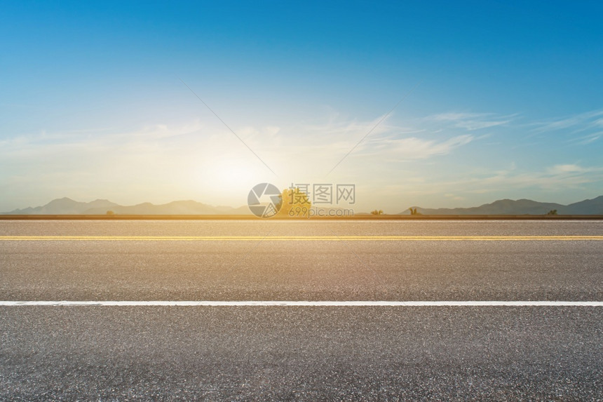 空的清沥青路和日出背景的天空自然观高速公路蓝色的图片