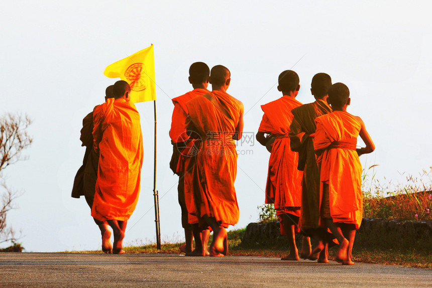 僧侣在路上行走橙步宗教图片