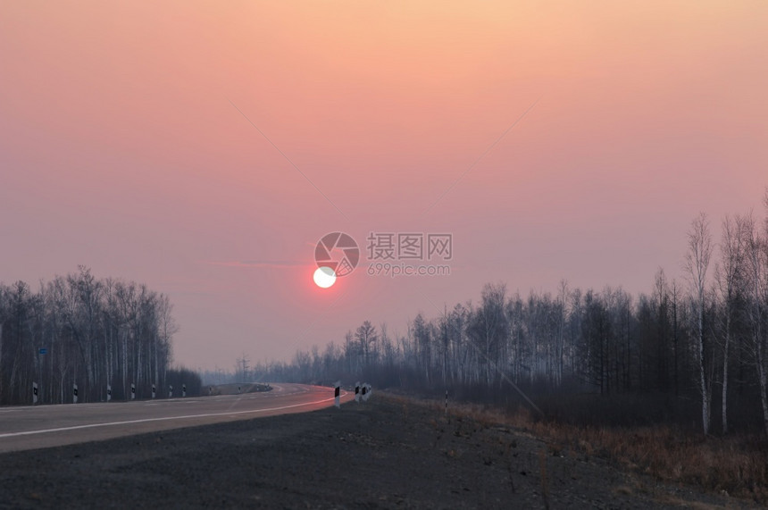 冬季日落时通往西伯利亚的道路结石高地平线图片