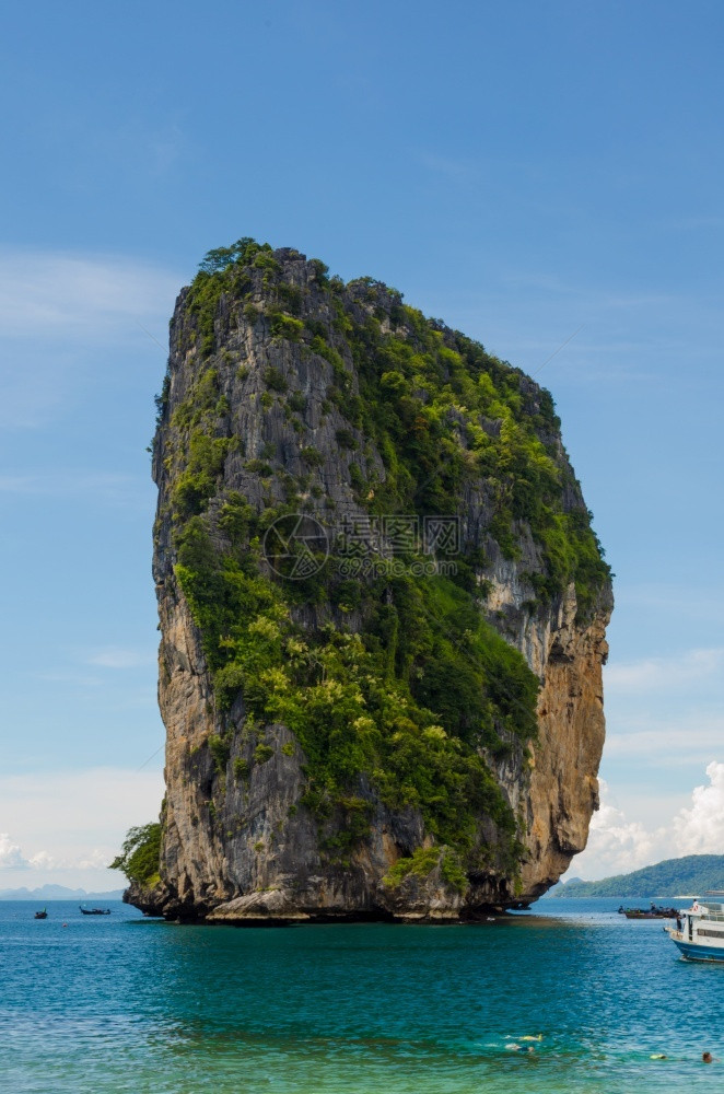 海洋上的岩石图片