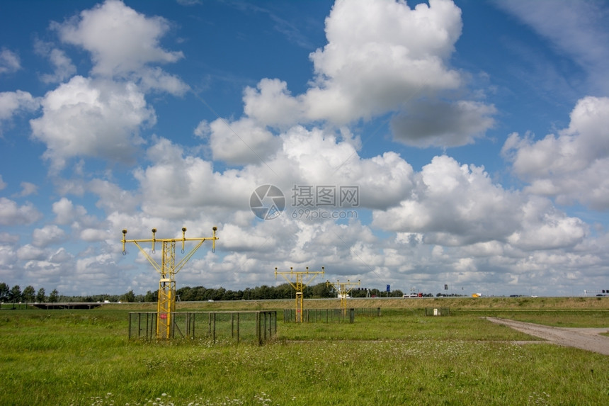 颜色航班空气机场的云层在跑道灯之间图片