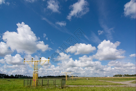 多云的机场层在跑道灯之间飞机场技术图片