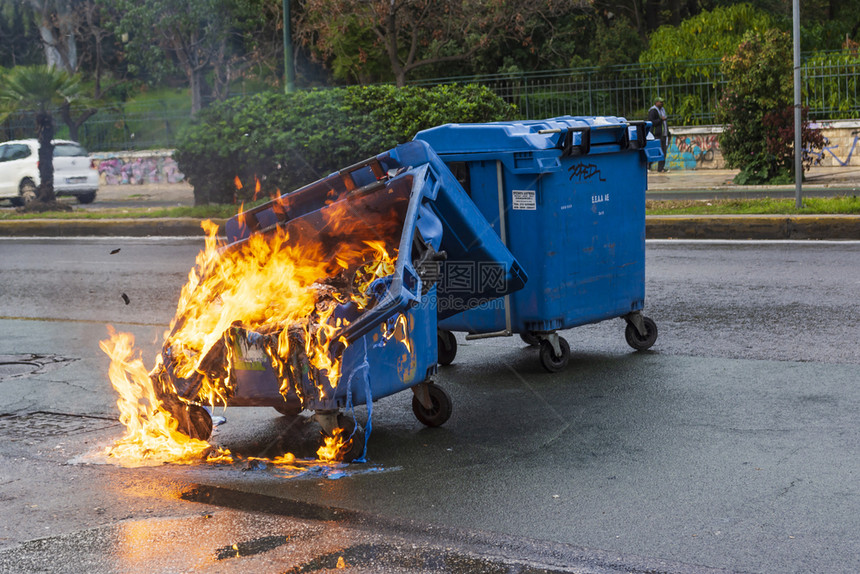 危险雅典市火灾后焚烧和熔化的垃圾箱在示威事件发生后烧焦和熔化的垃圾箱在雅典市火灾中燃烧和熔化的垃圾箱在示威活动之后一种希腊图片