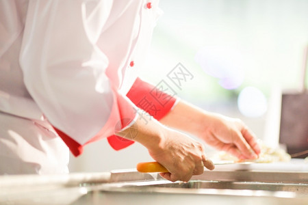 晚餐工作制造厨师在房做饭师烹饪主装饰餐盘缝纫图片
