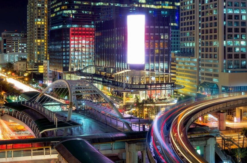 市中心城泰国曼谷商业区夜交通现代大楼的风景晚上Skytrain车站ChongNonsi曼谷交通图片