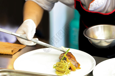 火炉制服开胃菜厨师烹饪准备食物在房装饰菜盘图片