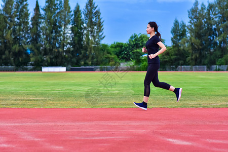 人们速度跑步女在阳光下慢跑或晚上步女士慢或锻炼女步者或孩训练图片
