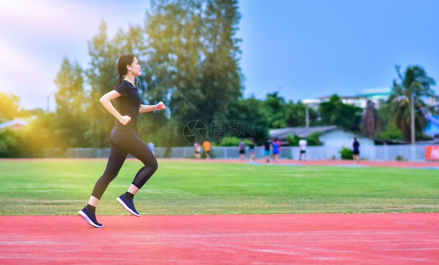 马拉松跑步女在阳光下慢跑或晚上步女士慢或锻炼女步者或孩运动身体图片