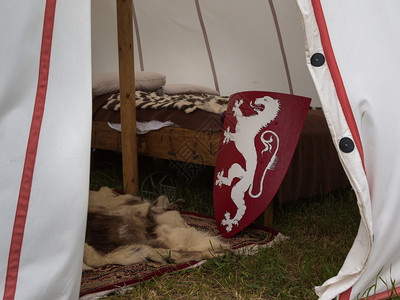 营地中世纪的温顿床地毯和红盾与龙中世纪的重建中世纪的复兴沃登背景图片