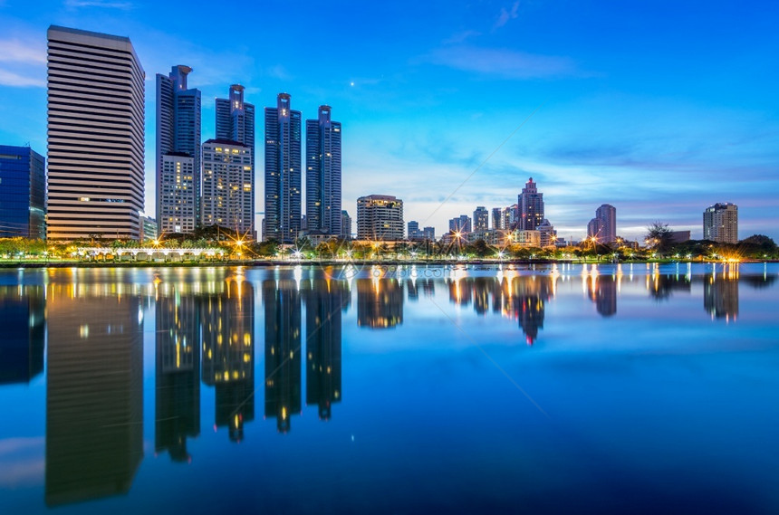 风景优美旅行蓝色的曼谷市风景Twiright的现代建筑图片