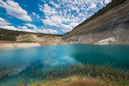 西班牙Guadalajara的一个露天矿井中的松石湖材料矿物黄色的绿松石高清图片素材