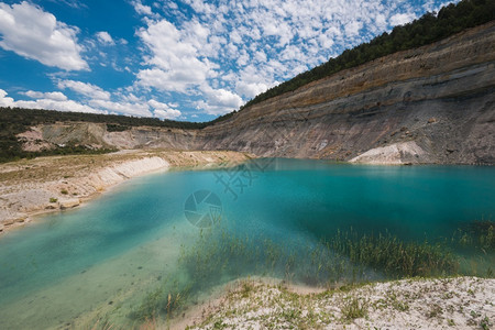 西班牙Guadalajara的一个露天矿井中的松石湖萃取坑开发图片