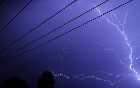 活力雷雨闪光夜拍有螺栓和电线图片