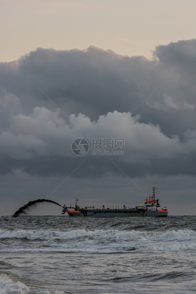 在职的海上有雷电罐头的吸尘机疏浚水太阳图片