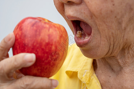 老年妇女吃苹果图片