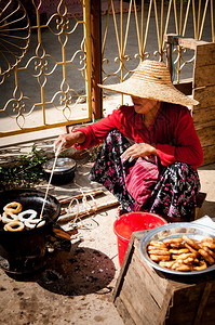 甜的文化女士戴帽子在街头做饭的亚裔妇女在大街上做饭的亚裔妇女在缅甸内尔湖街上做饭的亚裔妇女泰国高清图片素材