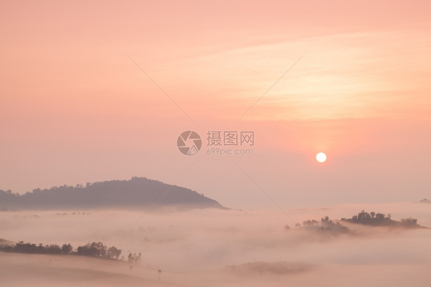 秋天日出雾笼罩山岳太阳升起的雾覆盖山岳和森林那是在早晨的夏天图片