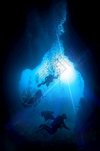 海底潜水的人图片