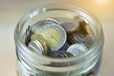 木制的亚洲人泰铢硬币在罐子里的钱图像经济图片