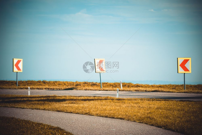 车辆道路标志预示前进危险曲线路标警告驱动因素象征图片