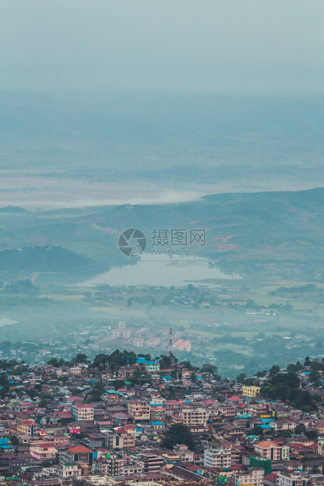 摩天大楼缅甸Taunggyi山区镇蓝色的日落图片