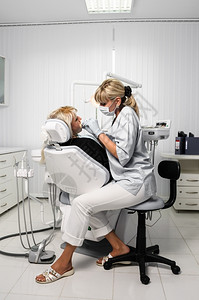 星光与病人一起工作的牙医使用科钻术治疗齿疼钻头图片