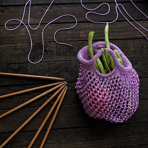 纱袋女士手提包工袋上市用紫色纱线编的手袋织为母亲或在白天赠送礼物的业余休闲木头背景