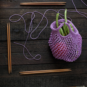 纱袋手工袋上市用紫色纱线编的手袋织为母亲或在白天赠送礼物的业余休闲针织材料为了背景