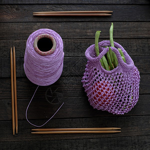纱袋纤维手工袋上市用紫色纱线编的手袋织为母亲或在白天赠送礼物的业余休闲篮子暇背景
