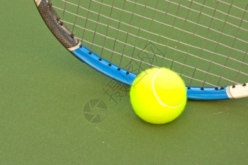 锻炼乐趣绿色球场上的新黄网球竞技图片