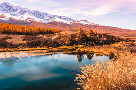 风景优美山上金秋的色天在明亮的湖面反射山峰和云彩假期顶环境高清图片素材