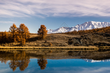 山上金秋的色天在明亮的湖面反射山峰和云彩天空蓝色的河绿色高清图片素材