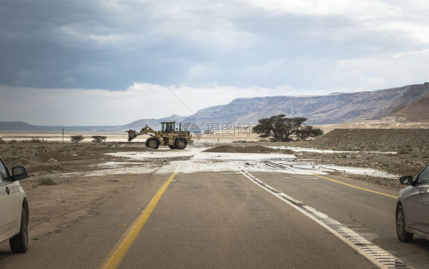 Masada附近的以色列90号主路被洪水和泥土堵塞公路从Eilat到Jerusalem的洪水和Israel路线上的泥土高穿越环境图片