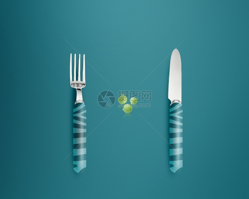 蓝底带刀和叉子的绿豆环境陶瓷烹饪图片