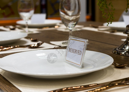 刀订在餐厅的桌上盘子预备餐室白色的银器图片
