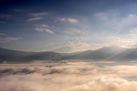 天空自然树中景色美丽清晨风景般的云海和雾在高山海流动图片